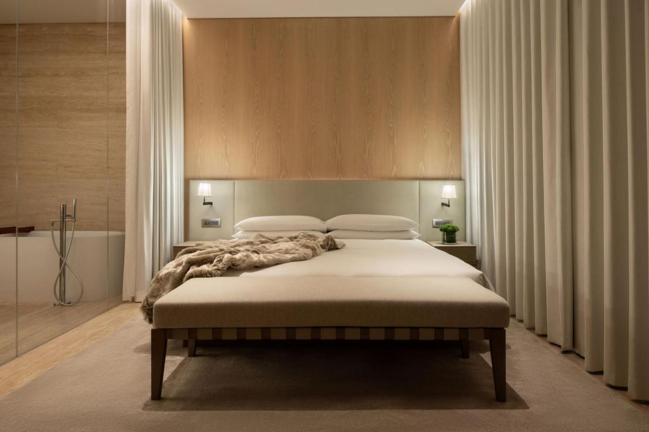 The Dubai Edition 外观 照片 A bedroom