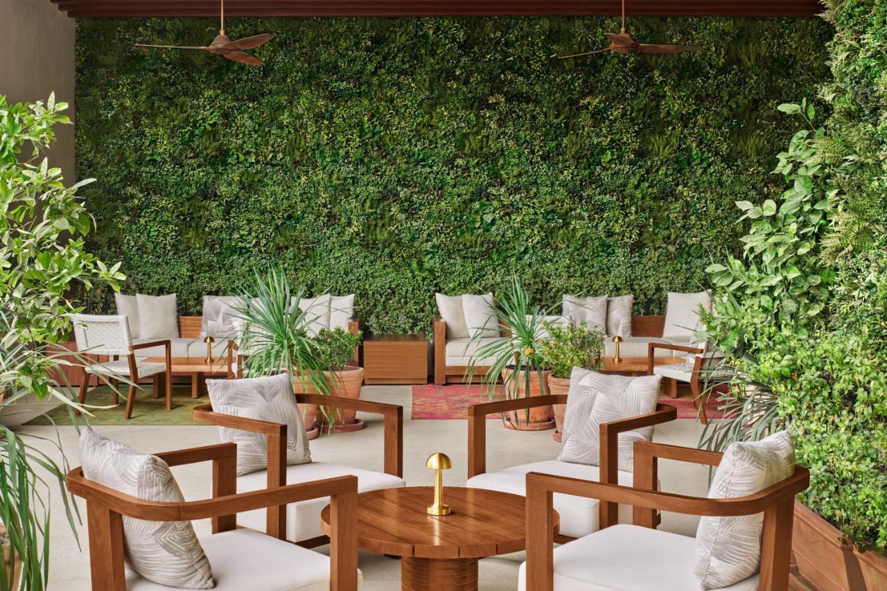 The Dubai Edition 外观 照片 A green wall in a restaurant