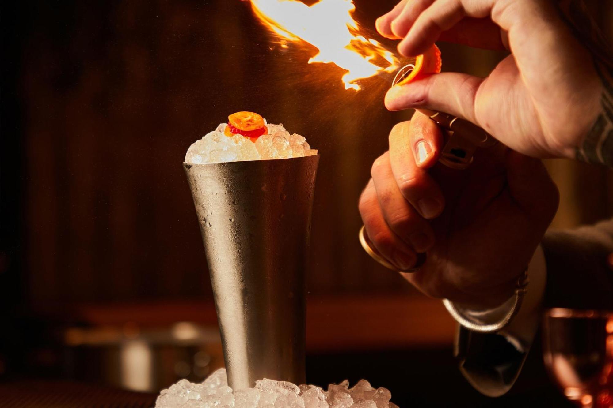 The Dubai Edition 外观 照片 Flaming the cocktail