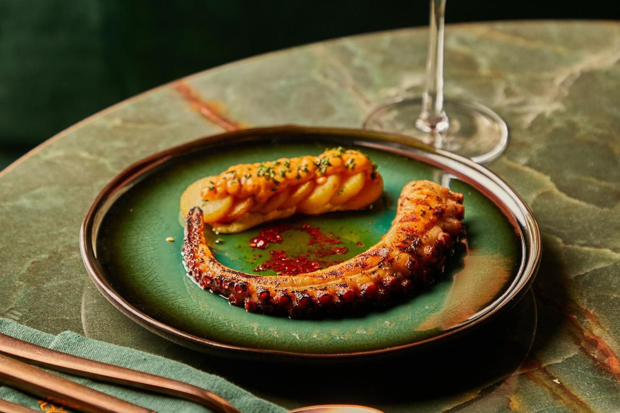 The Dubai Edition 外观 照片 Octopus prepared in the Portuguese style