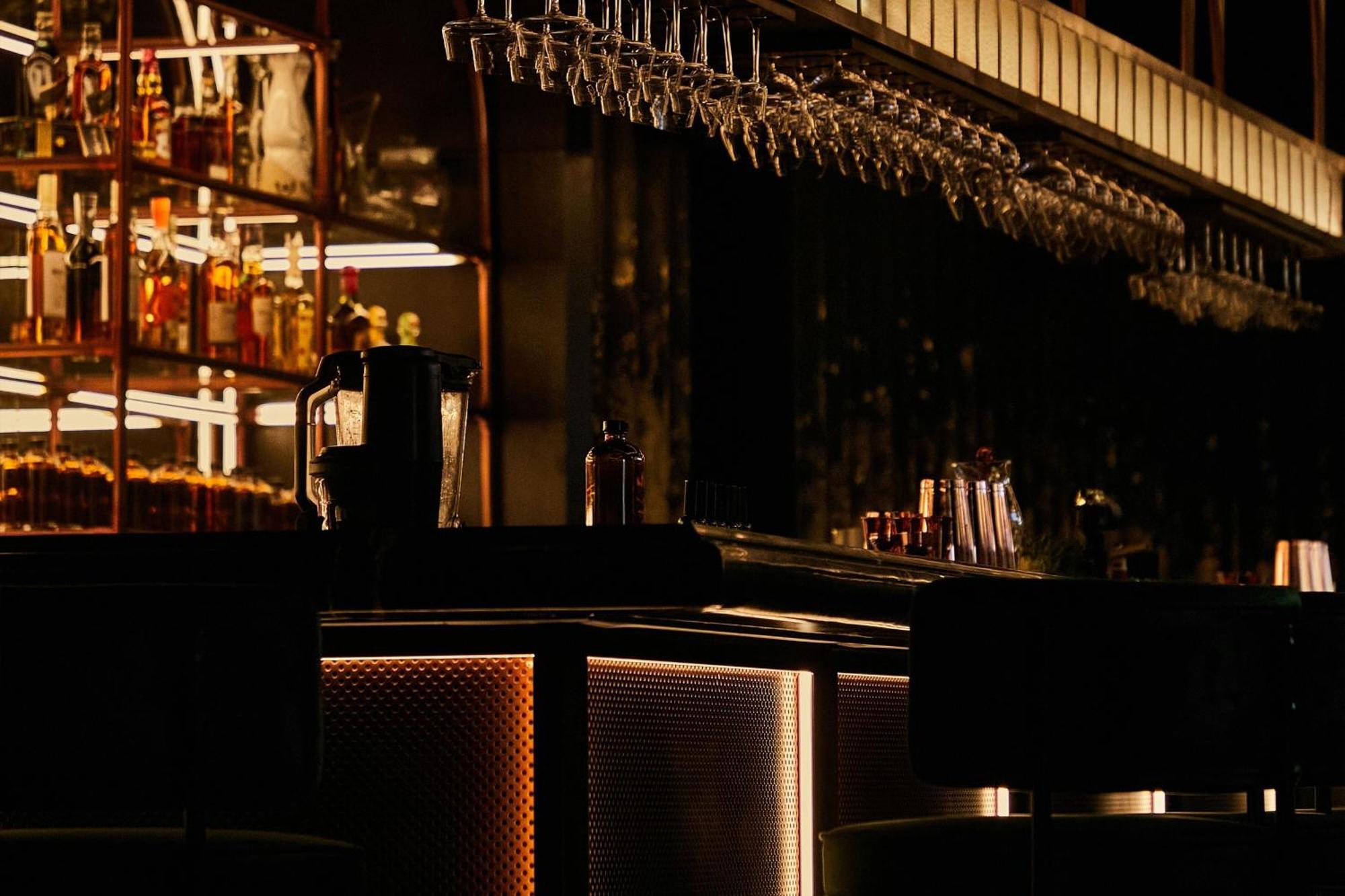 The Dubai Edition 外观 照片 The bar at the London Edition