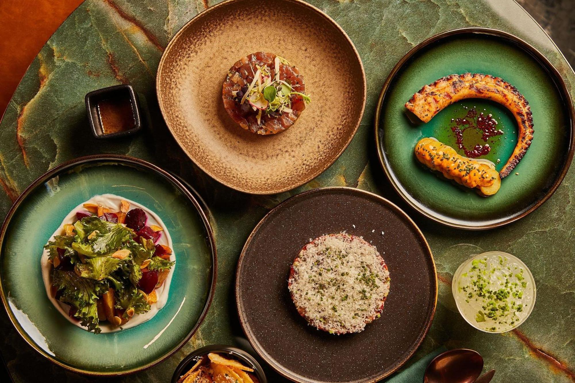 The Dubai Edition 外观 照片 Dishes at the restaurant