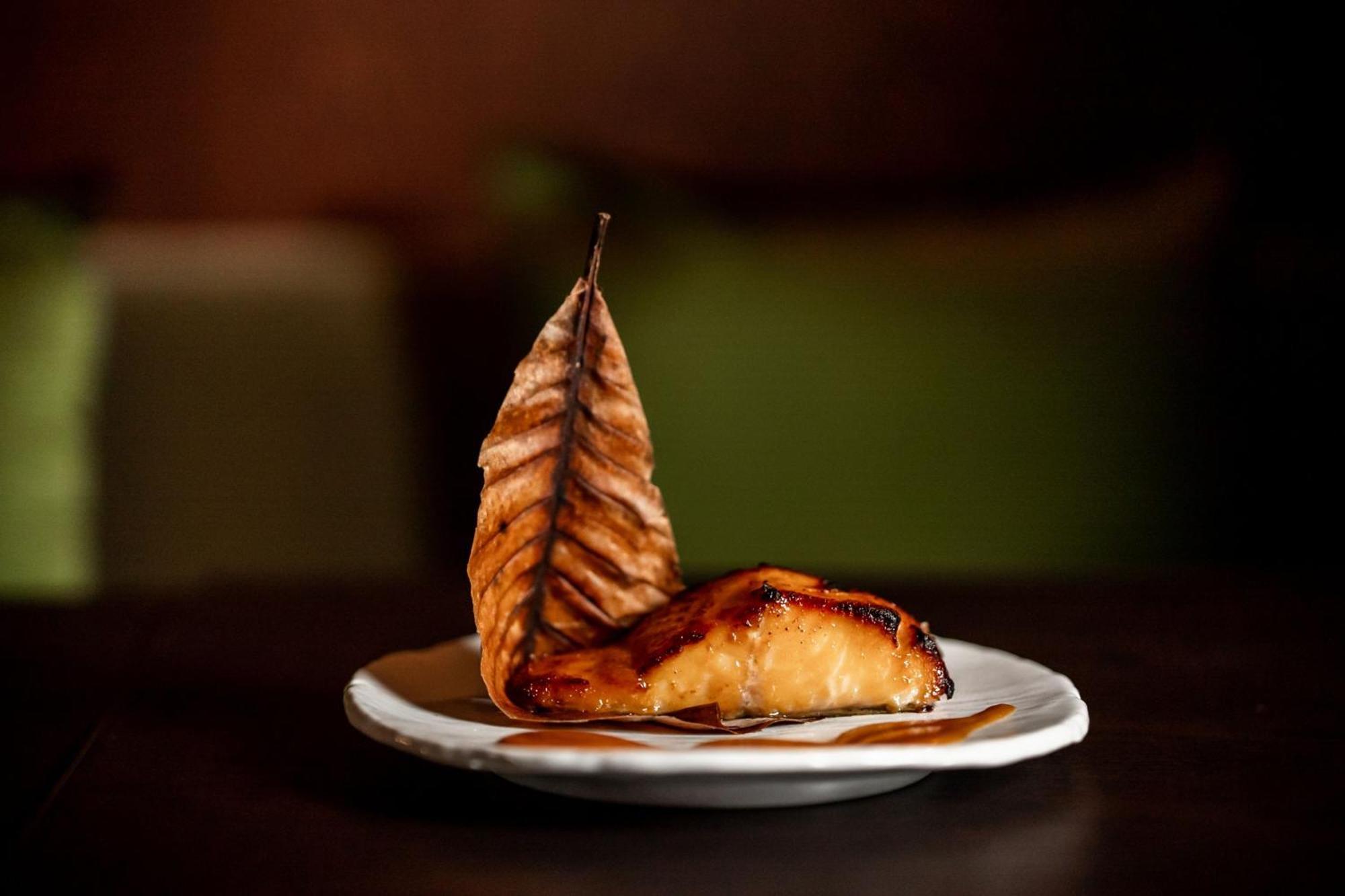 The Dubai Edition 外观 照片 Smoked and grilled salmon