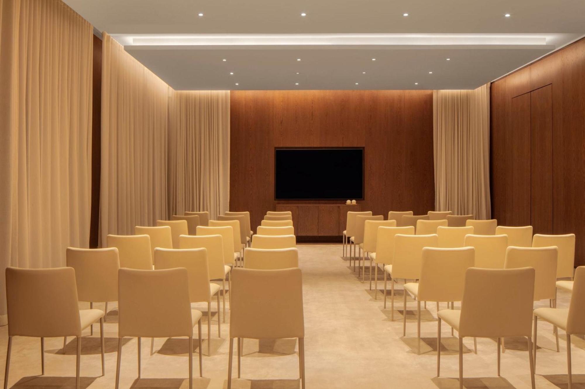 The Dubai Edition 外观 照片 The meeting room