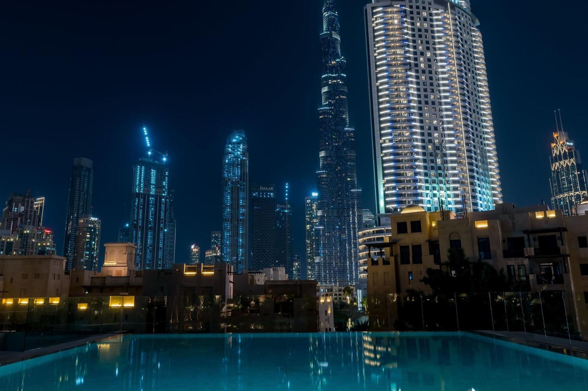 The Dubai Edition 外观 照片 View of the complex at night