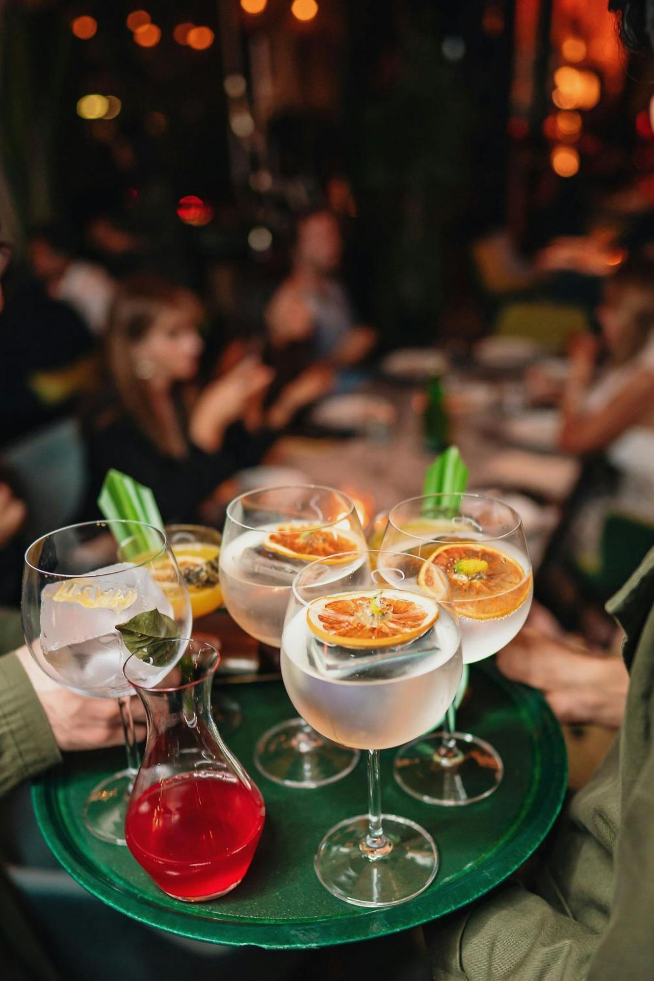 The Dubai Edition 外观 照片 Gin and tonic