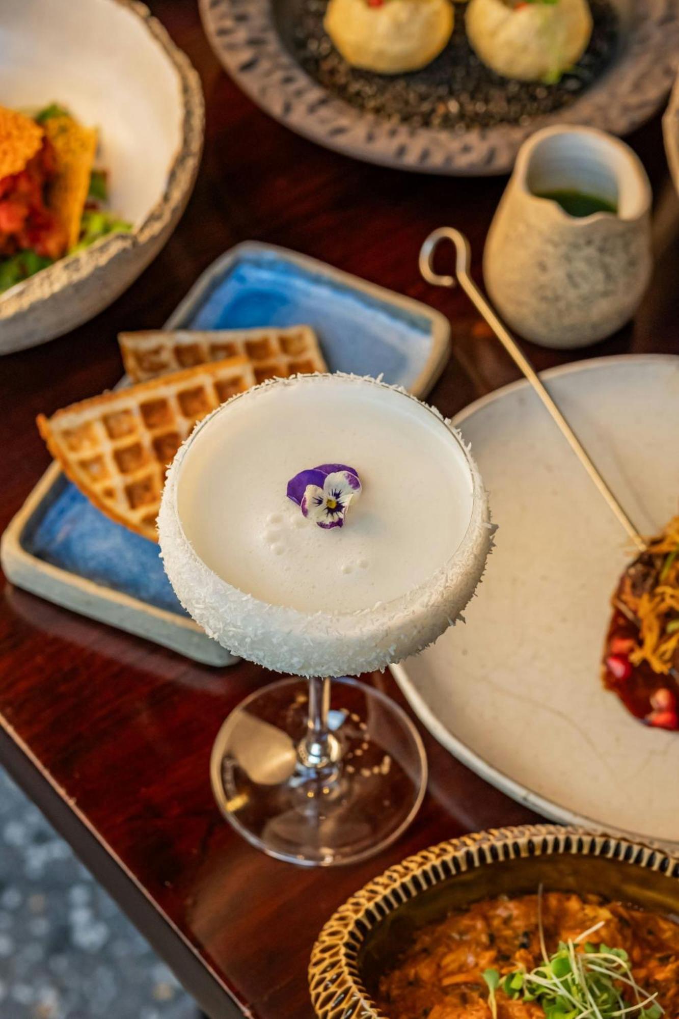 The Dubai Edition 外观 照片 A cocktail at the restaurant