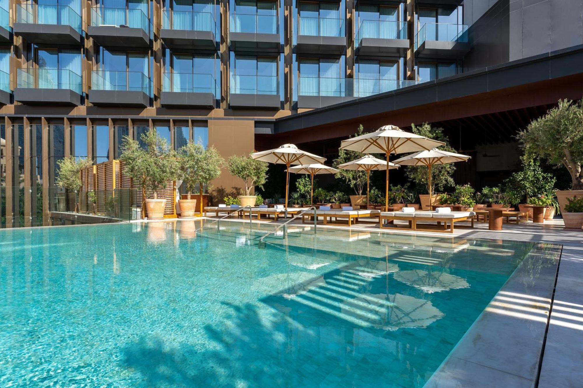 The Dubai Edition 外观 照片 The hotel's pool